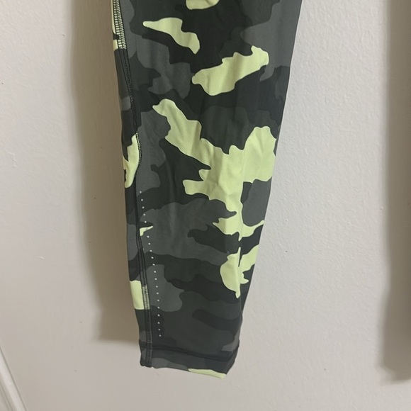 EUC Lululemon Swift Speed HR Tight 28" Size 14 Camo Crispin Green - Picture 2 of 4